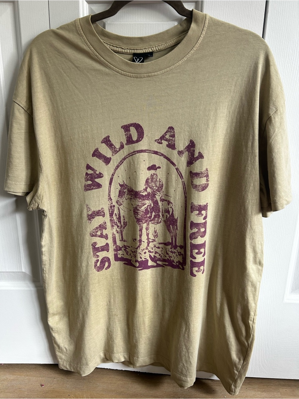 Windsor NWT Stay Wild And Free Taupe Graphic Tee Boyfriend Fit - Size S